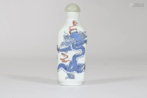 China porcelain snuff box decorated with dragons