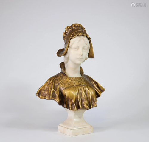 Imposing bust of a young woman in marble and bronze