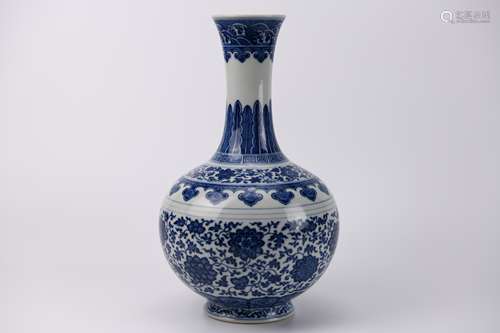 A Blue and White Interlocking Lotus Bottle Vase