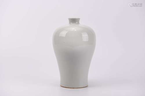 An Incised Tianbai White Glaze Meiping Vase