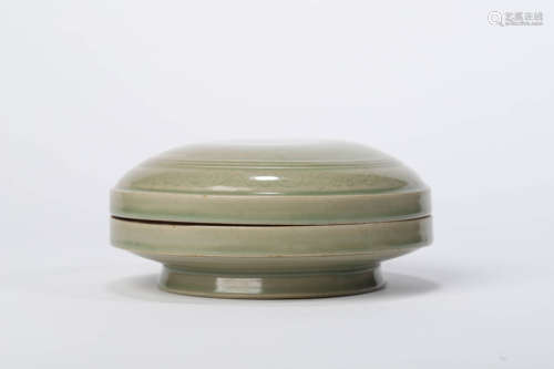 A Celadon Glaze Butterfly and Flower Circular Box and Cover