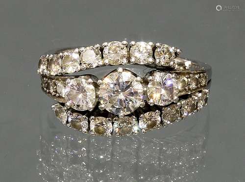 Ring, WG 750, 3 Brillanten zus. ca. 1.10 ct., alle etwa w/vs...