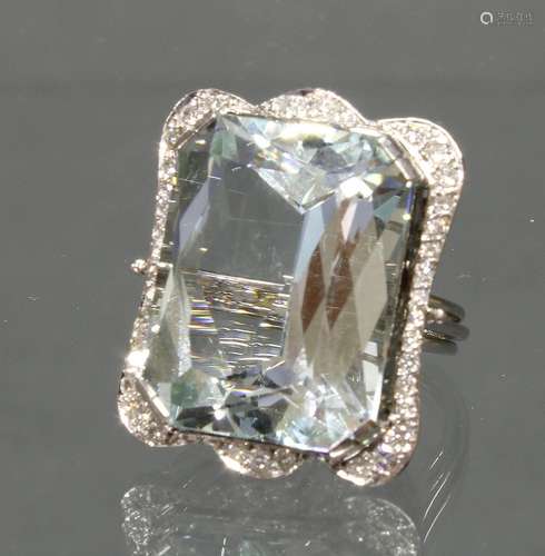 Ring, WG 585, 1 Aquamarin ca. 35.5 ct., achteckiger Scherens...