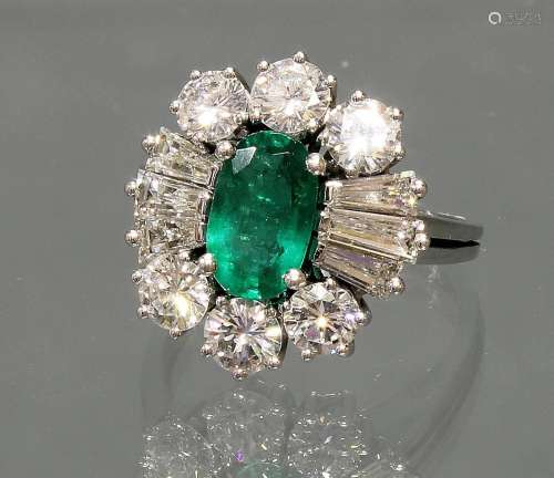 Ring, WG 750, 1 oval facettierter Smaragd ca. 1.40 ct., fein...