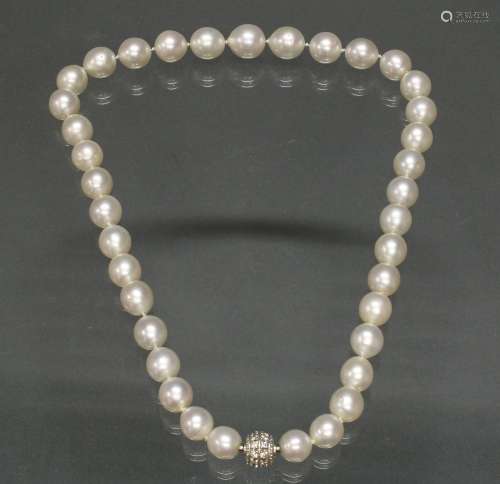 Südsee-Perlenkette, 37 Perlen ø 10 - 13.3 mm, leicht verlauf...