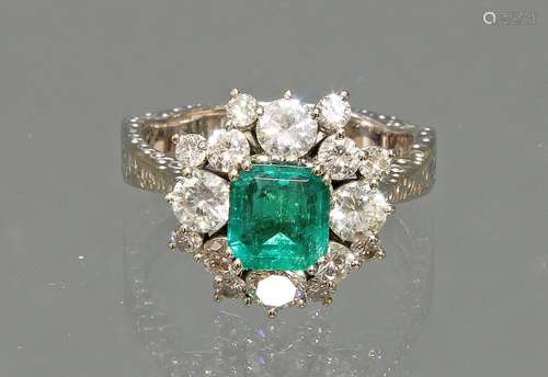 Ring, WG 750, Schiene fein graviert, 1 Smaragd ca. 1.30 ct.,...