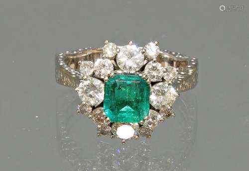 Ring, WG 750, Schiene fein graviert, 1 Smaragd ca. 1.30 ct.,...