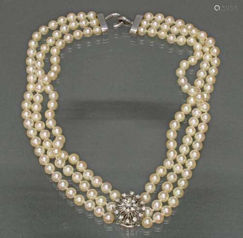 Perlenkette, dreireihig, 50, 54 bzw. 58 Akoya-Zuchtperlen ø ...