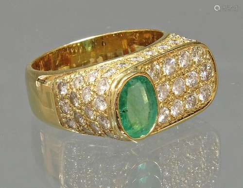 Ring, GG 750, 1 ovaler facettierter Smaragd gepunzt 1.53 ct....