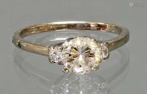 Ring, WG 750, 1 Brillant ca. 0.85 ct., etwa tcr/p1, 2 Brilla...