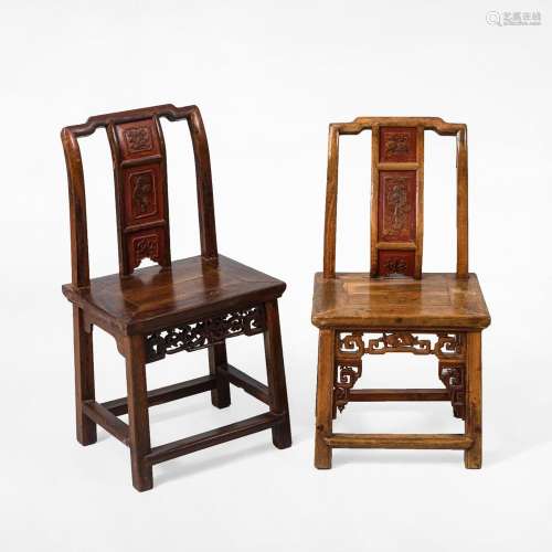 2 asiatische Stühle.