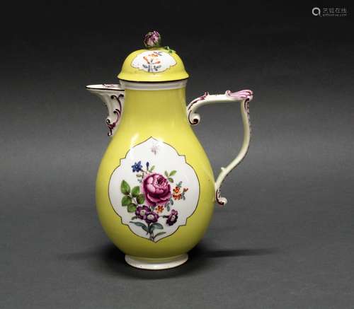 Kaffeekanne, Meissen, Schwertermarke, um 1770, Birnform, J-H...