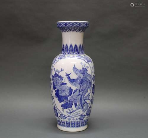 Balustervase, China, um 1900, Porzellan, blau-weißer Dekor m...