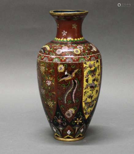 Vase, Japan, um 1900, Cloisonné, umlaufende Reserven in Lanz...