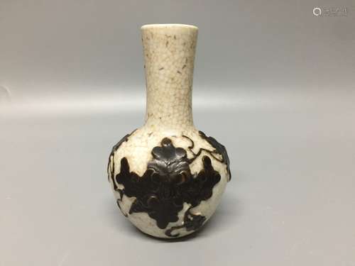 small chinese porcelain bottle vase , H 11.2cm