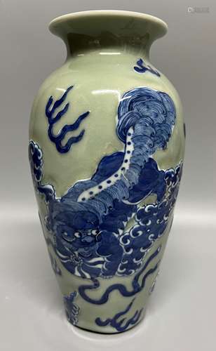 chinese celdon blue and white vase , H24cm