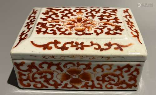 chinese porcelain box and cover, size 11.5cm x 8.5cm x 5.5cm