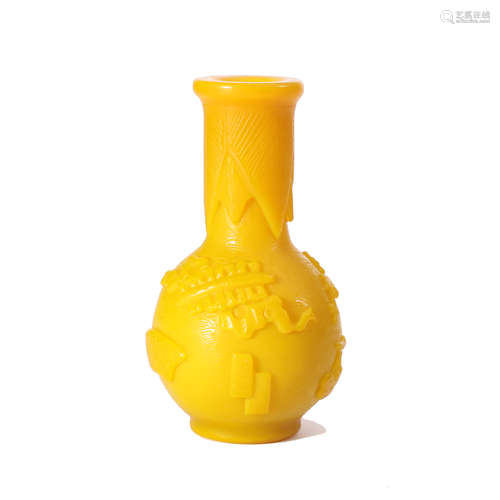 A YELLOW GLASS ANTIQUES BOTTLE VASE