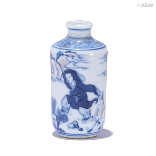 AN UNDERGLAZE BLUE AND COPPER RED GLAZE FIGURE SNUFF BOTTLE