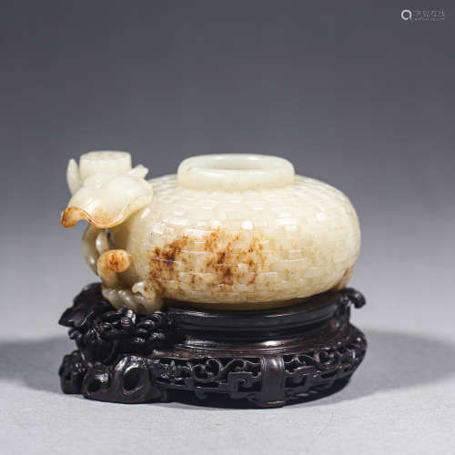 A CARVED WHITE JADE ORNAMENT