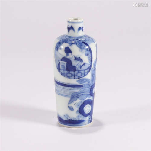 A BLUE AND WHITE FIGURE SNUFF BOTTLE