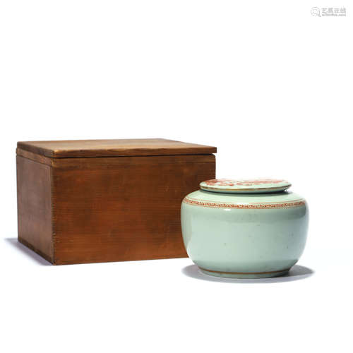 A CELADON GLAZE JAR WITH WOOD BOX