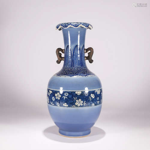 A BLUE AND WHITE FLOWER DOUBLE-EARED VASE