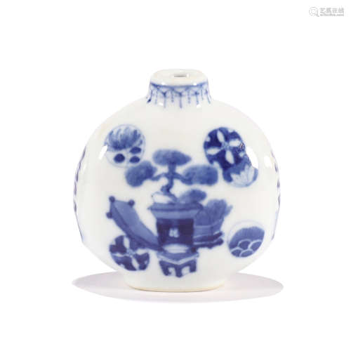 A BLUE AND WHITE ANTIQUES SNUFF BOTTLE