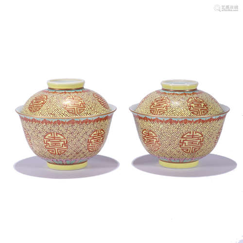 A PAIR OF FAMILLE ROSE LONGEVITY BOWLS AND COVERS