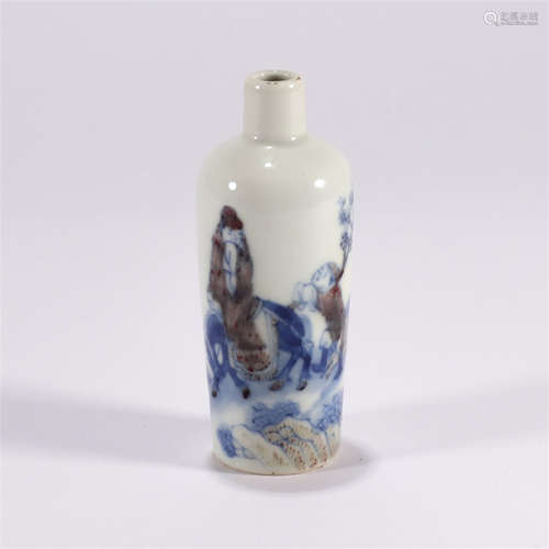 AN UNDERGLAZE BLUE AND COPPER RED GLAZE FIGURE SNUFF BOTTLE