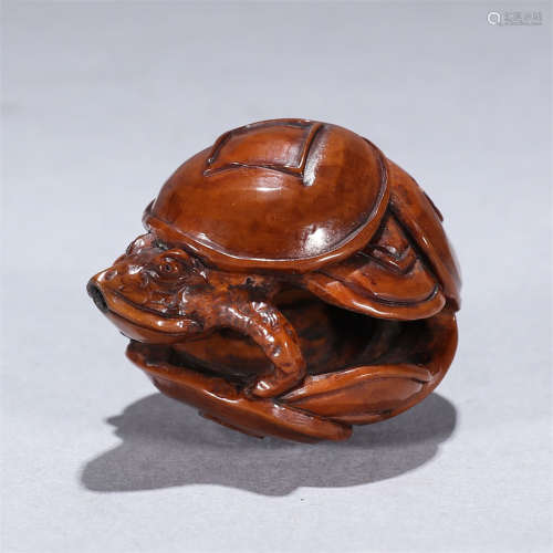 A CARVED WALNUT TOAD ORNAMENT