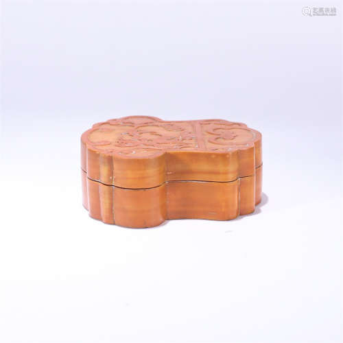 A CARVED BAMBOO RUYI-SHAPE BOX AND COVER