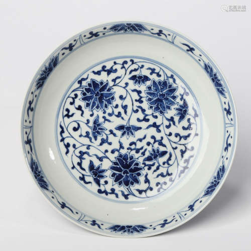 A BLUE AND WHITE INTERLOCKING LOTUS PLATE