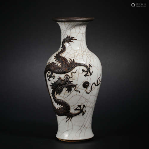 Qing Dynasty official kiln dragon pattern vase