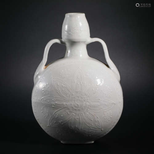 Ming Dynasty white-glazed dragon-patterned moon-holding vase