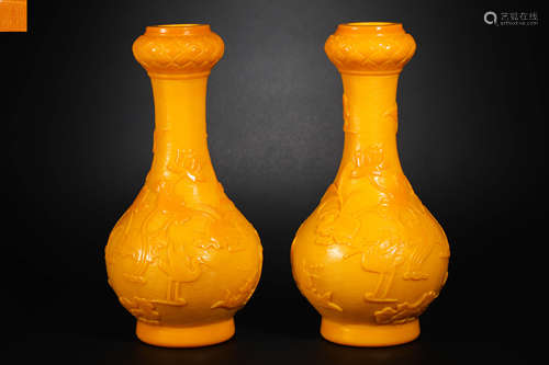 Qing dynasty colored glaze dragon pattern bottle