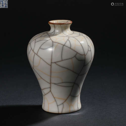 Qing Dynasty Official Kiln Plum Bottle