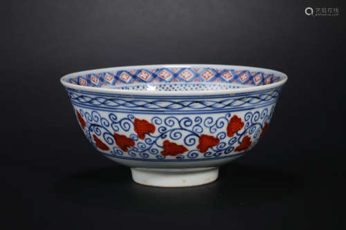 Qing Dynasty A large bowl of blue and white flowers