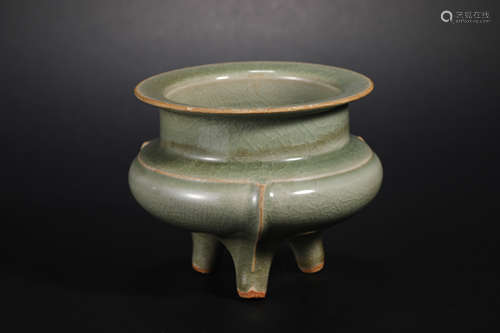 Qing Dynasty Celadon Three-legged Stove