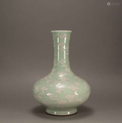 Qing - Monochromatic glaze with white bottle