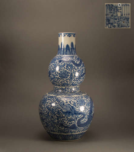 Qing - blue and white dragon gourd bottle