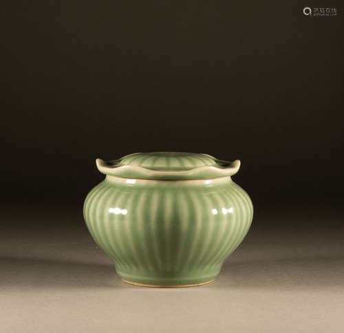 Ming - Longquan cover pot