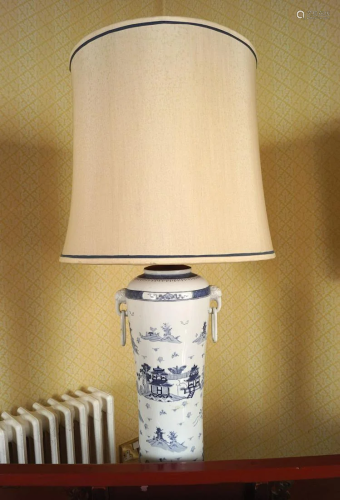 LARGE CHINESE BLUE AND WHITE TABLE LAMP
