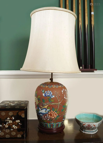 CHINESE POLYCHROME CERAMIC TABLE LAMP