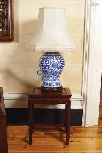 CHINESE BLUE AND WHITE TABLE LAMP