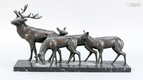 Hunting figurine group around