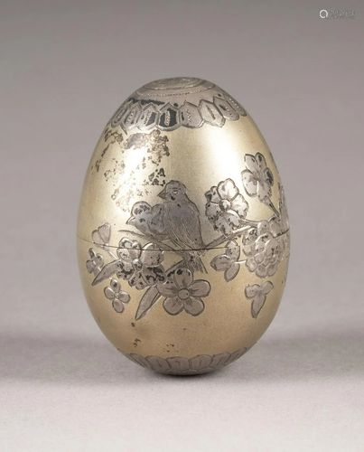 A SMALL EGG-SHAPED SILVER PARCEL-GILT BOX WITH FOLIAGE