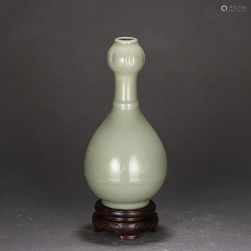 A Longquan Celadon Glazed Vase Qing Dynasty