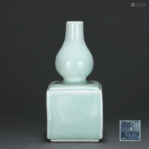 A Celadon Glazed Double Gourds Vase Qing Dynasty