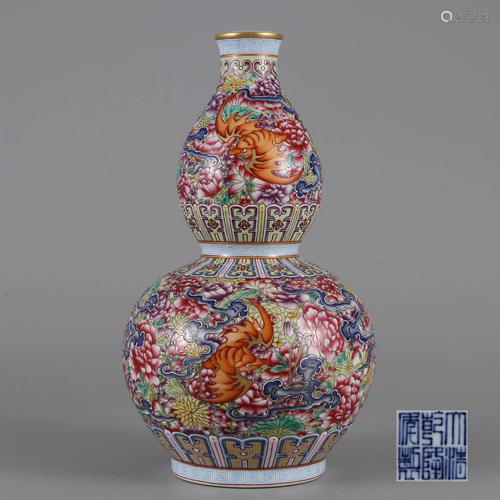 A Famille Rose Double Gourds Vase Qing Dynasty